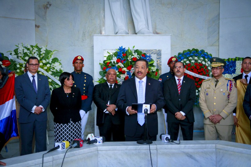 Junta Central Electoral deposita ofrenda floral por Mes de la Patria